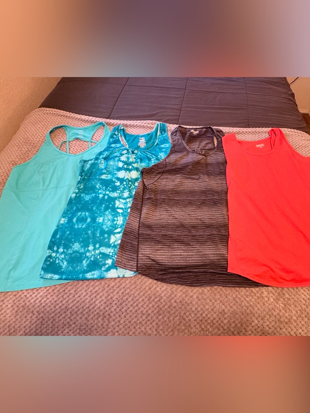 Women’s athletic tops